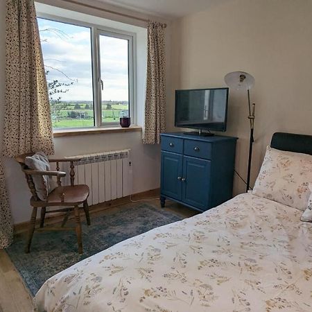 Meadow View Studio Apartment Gillingham  Bagian luar foto